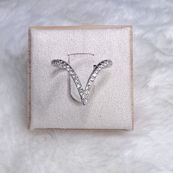 V paved diamond ring - Picture 7 of 8